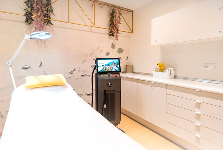 Sala de depilación láser médica con equipo profesional en Clínica Aroma