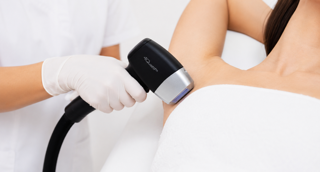 Profesional realizando un tratamiento de depilación láser médica en Clínica Aroma.
